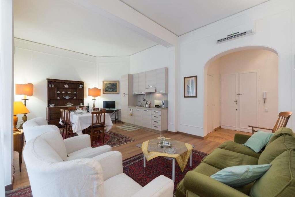 sala de estar con muebles blancos y cocina en Leopolda Dream Home, en Florencia