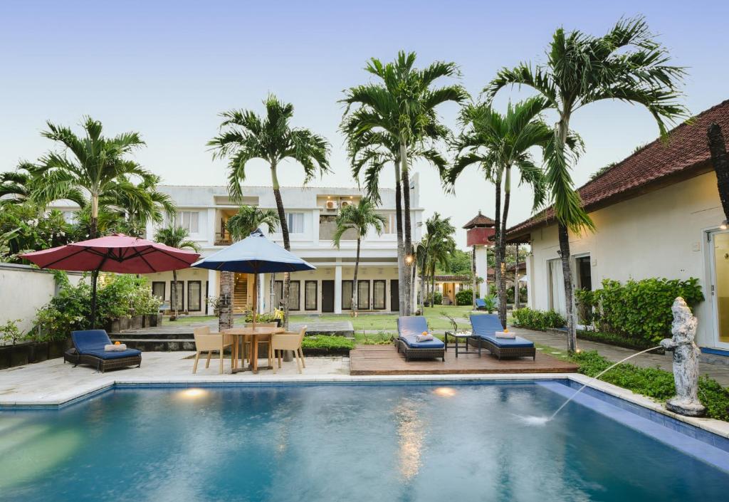 Bazén v ubytovaní Bali Breezz Hotel alebo v jeho blízkosti