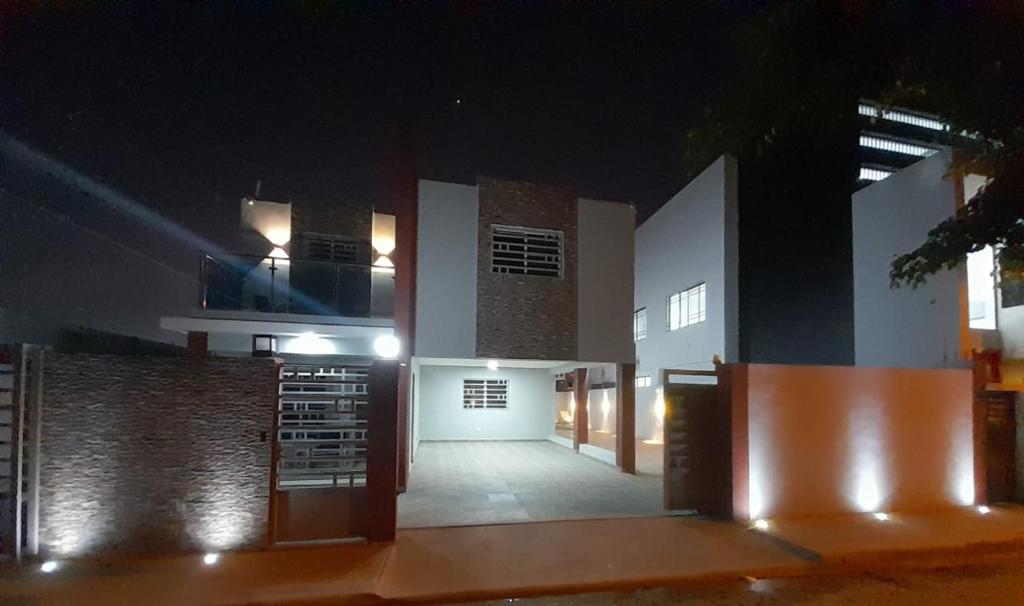ein großes weißes Gebäude mit einem Flur in der Nacht in der Unterkunft BRISTOL HOME VILLA! Residencial Naime 3 in San Pedro de Macorís
