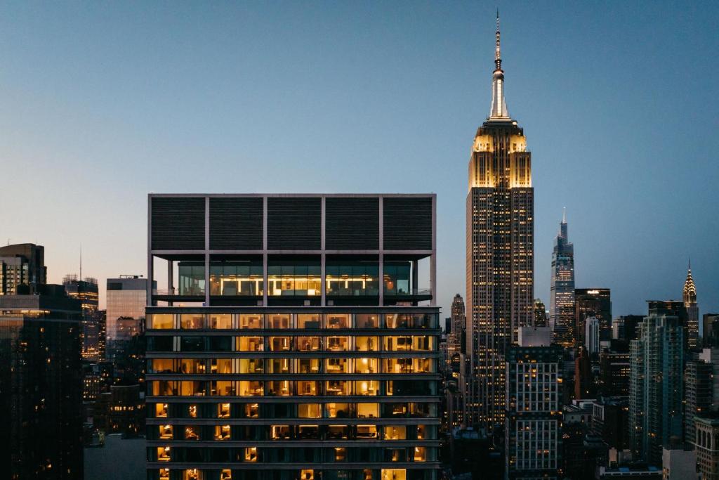 einen Blick auf das Empire State Building und die Spitze eines Gebäudes in der Unterkunft The Ritz-Carlton New York, NoMad in New York