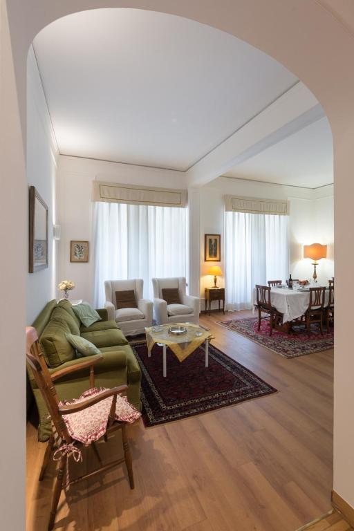 A seating area at Leopolda Dream Home