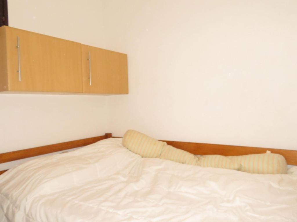 - un lit blanc avec une tête de lit en bois dans l&#39;établissement Appartement Sète, 1 pièce, 4 personnes - FR-1-338-532, à Sète