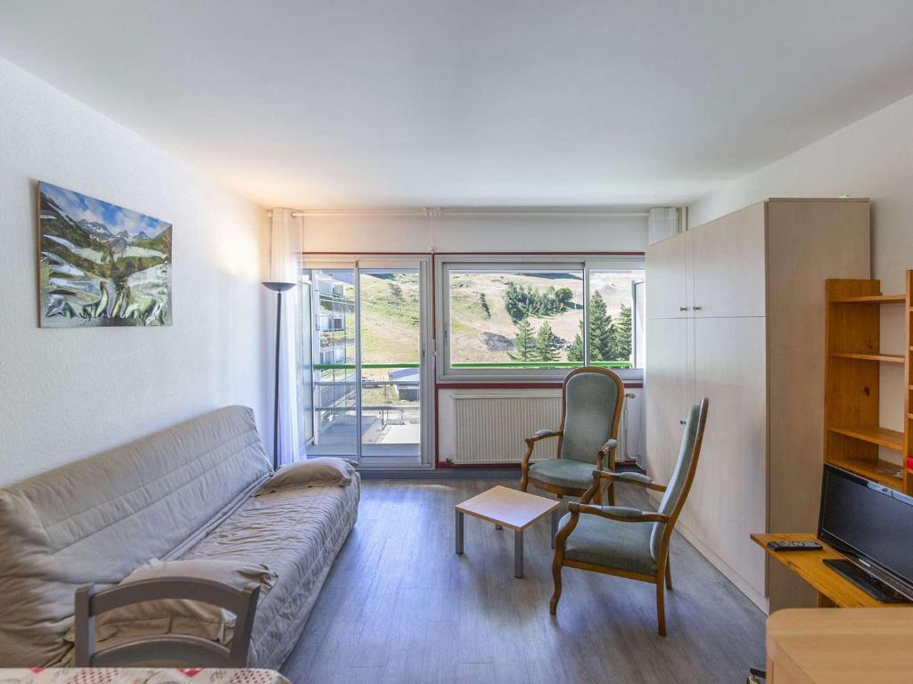 un salon avec un canapé, des chaises et une télévision dans l'établissement Studio confortable 6 pers. au pied des pistes, Gourette - FR-1-400-126, à Eaux-Bonnes