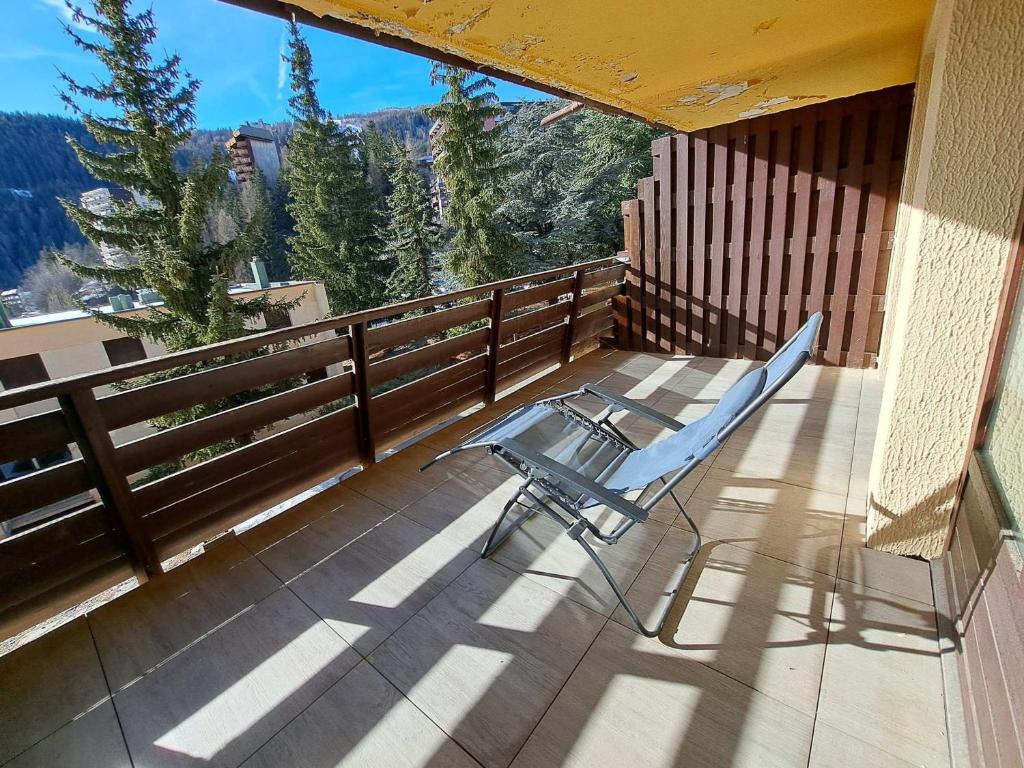 d'une terrasse avec une chaise et un hamac sur un balcon. dans l'établissement Appartement spacieux avec belle terrasse, proche pistes et commerces de Pra Loup 1600 - FR-1-165A-188, à Uvernet