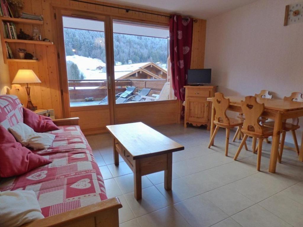 uma sala de estar com um sofá e uma mesa e uma sala de jantar em Appartement Le Grand-Bornand, 2 pièces, 6 personnes - FR-1-458-197 em Le Grand-Bornand