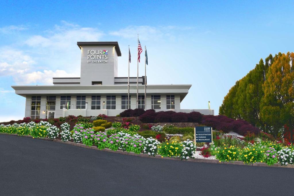 ヨークにあるFour Points by Sheraton Yorkの前に花壇がある建物