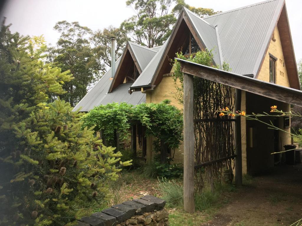 Rustic mud brick cottage, Kinglake Updated 2024 Prices