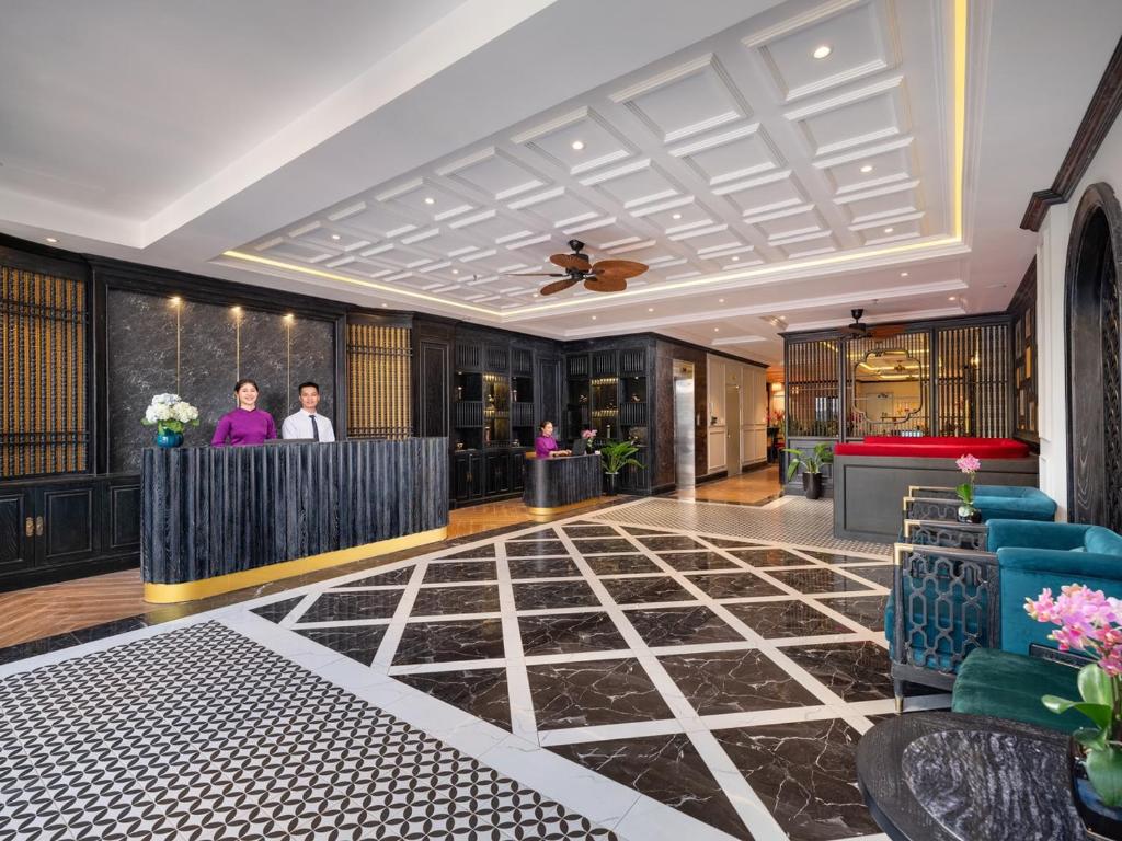 um lobby de um hotel com um bar e pessoas em Hue Serene Palace Hotel em Hue