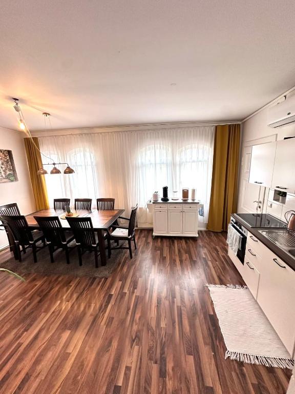 a kitchen and dining room with a table and chairs at Ganze Citywohnung 4 Schlafzimmer in Hannover