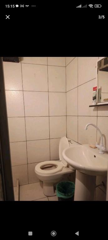 łazienka z toaletą i umywalką w obiekcie Quarto privativo w mieście Rio de Janeiro