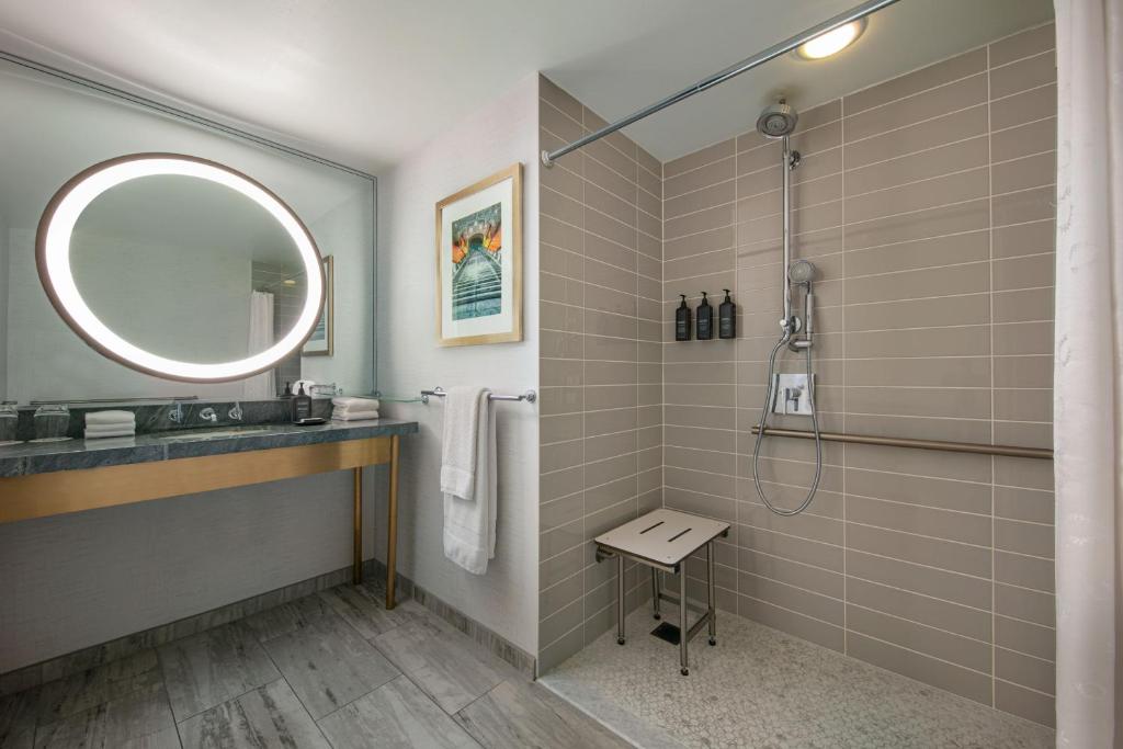 Hotel Dena, Pasadena Los Angeles, a Tribute Portfolio Hotel - King Room With Roll-In Shower - Mobility Accessible