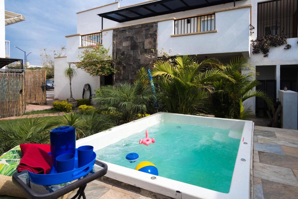 สระว่ายน้ำที่อยู่ใกล้ ๆ หรือใน Lujosa casa: alberca terapéutica 3x2m, chimenea, cocina profesional