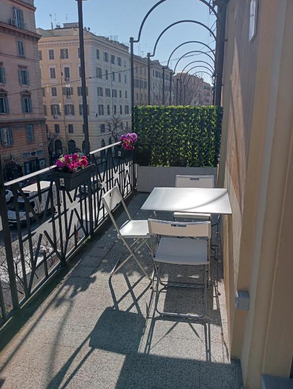 Rõdu või terrass majutusasutuses Vatican Home with Balcony