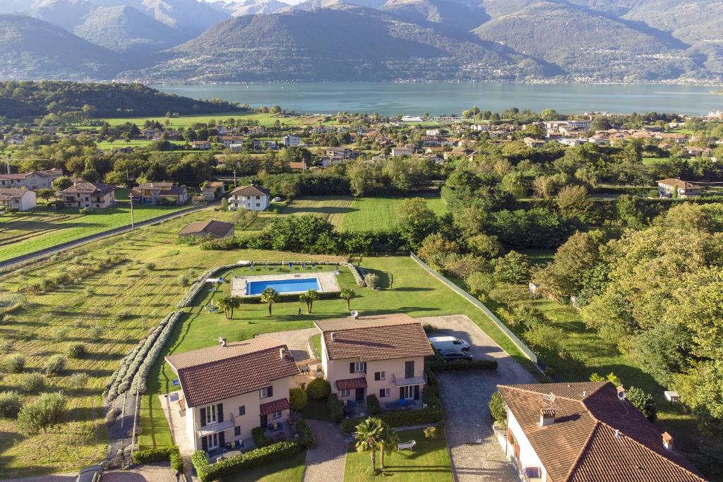 - une vue aérienne sur une maison avec une grande cour dans l'établissement Fiorita Apartments with Shared Pool, à Colico