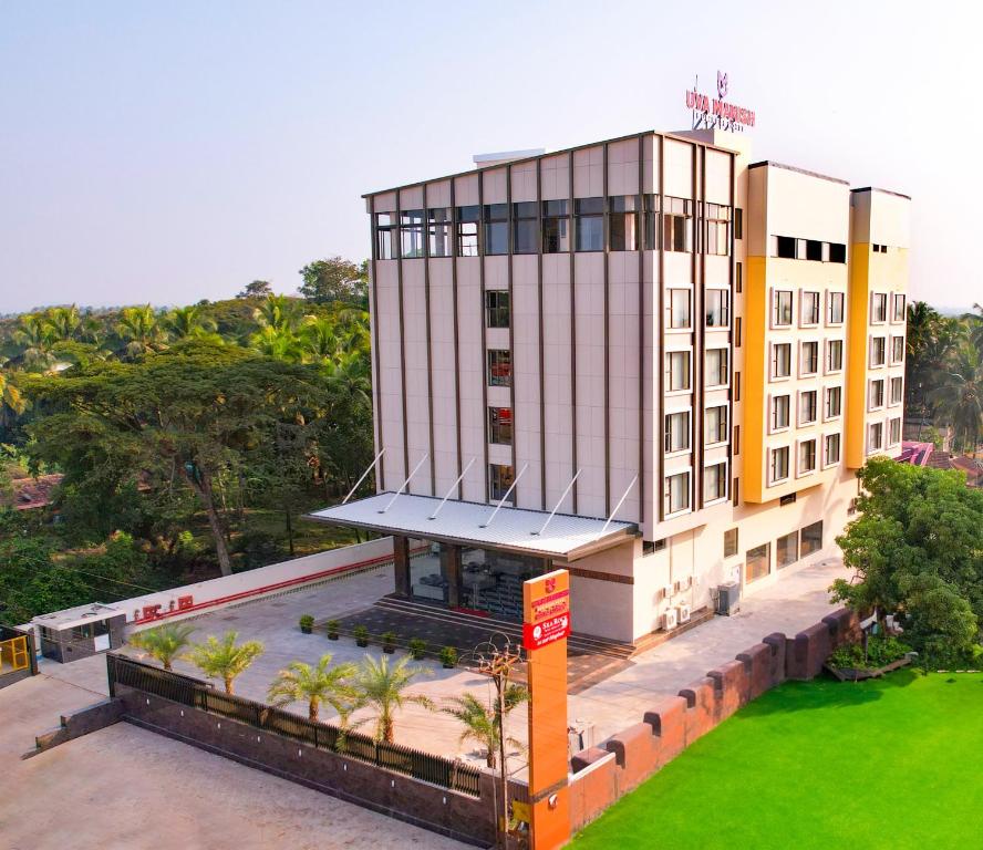 una vista aérea de un edificio con palmeras delante en UVA MANISH, en Kundapur
