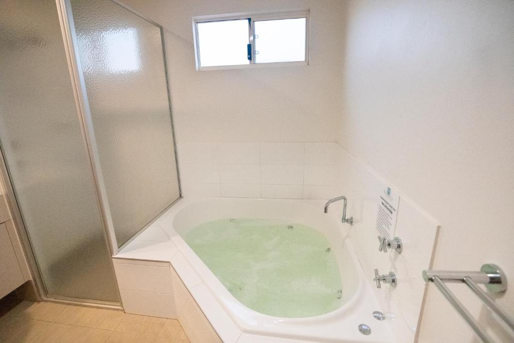 Beachfront Kalbarri Red Bluff Tourist Park - Premium Ocean View Holiday Unit - Spa