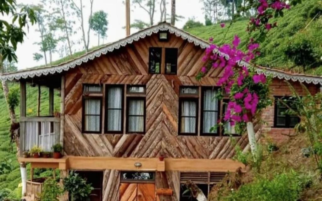 una pequeña casa de madera con techo en Koilee Homestead by StayApart, en Darjeeling