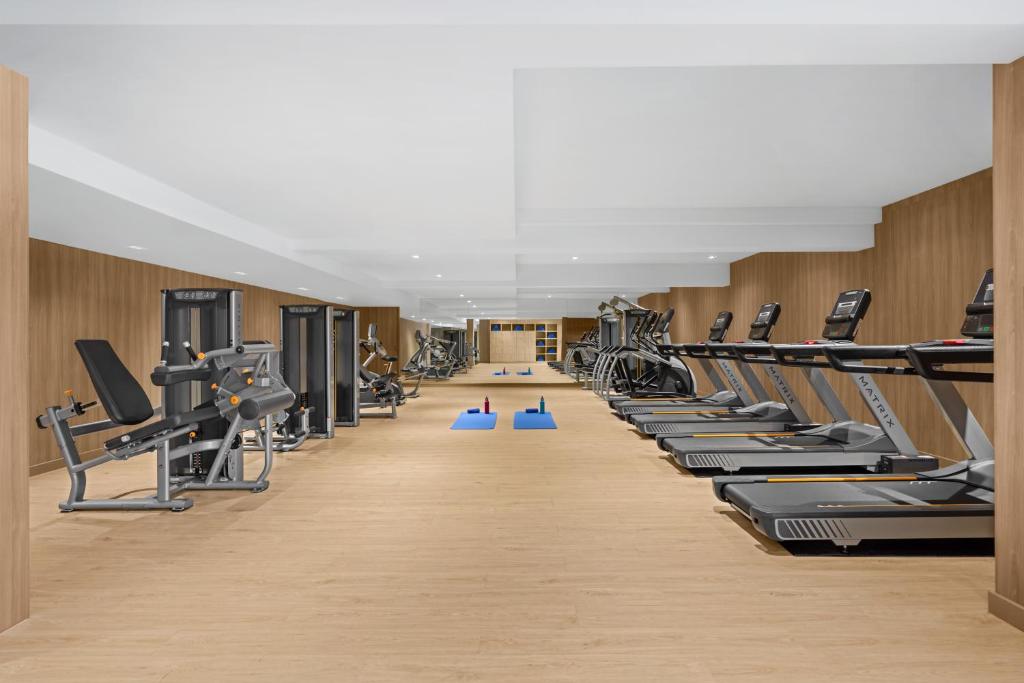 Fitness centrum a/nebo fitness zařízení v ubytování Courtyard by Marriott Phuket, Patong Beach Resort