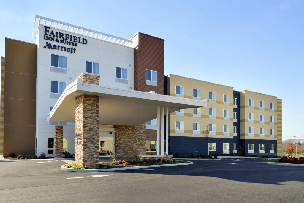 マーティンズバーグにあるFairfield Inn & Suites by Marriott Martinsburgの駐車場付きホテル表面