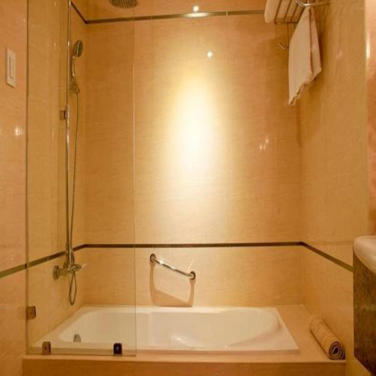 Koupelna v ubytování Royal Garden Hotel