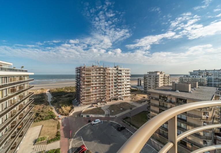 - une vue aérienne sur une ville avec des bâtiments et l'océan dans l'établissement Appartement Sainte-Cécile, à La Panne