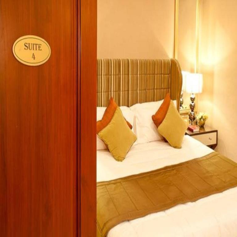 Postel nebo postele na pokoji v ubytování Royal Garden Hotel
