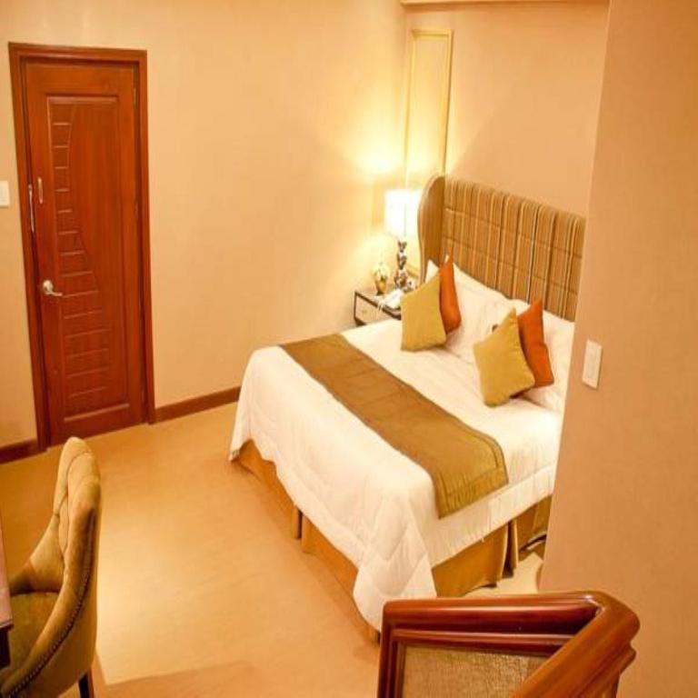 Postel nebo postele na pokoji v ubytování Royal Garden Hotel