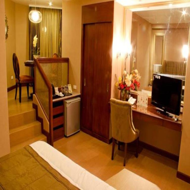 TV a/nebo společenská místnost v ubytování Royal Garden Hotel