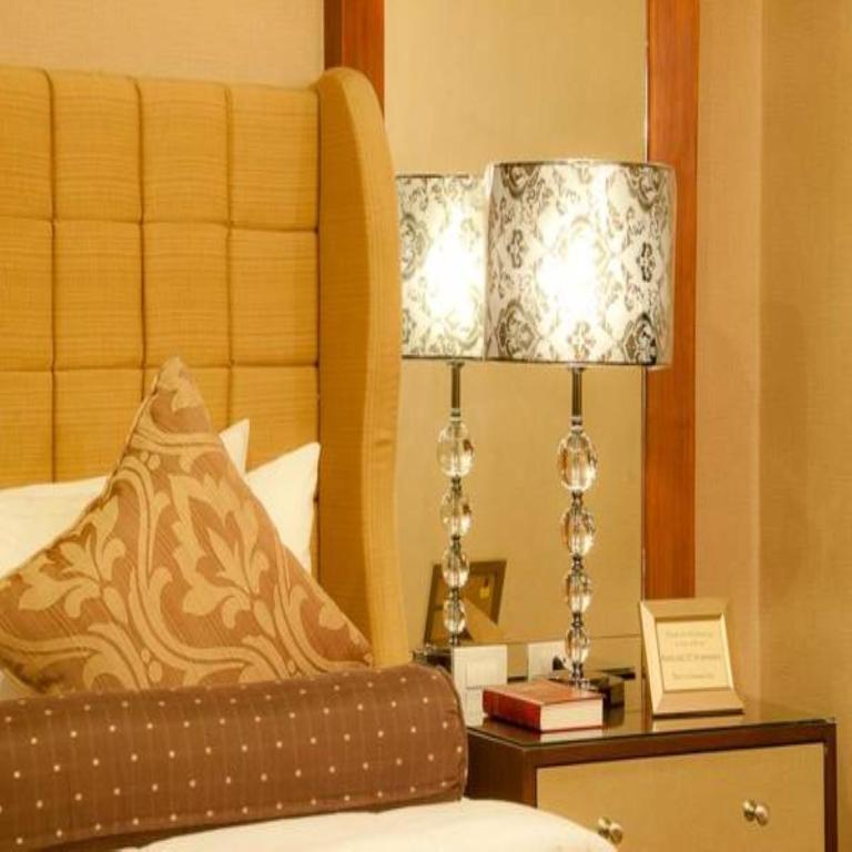 Postel nebo postele na pokoji v ubytování Royal Garden Hotel