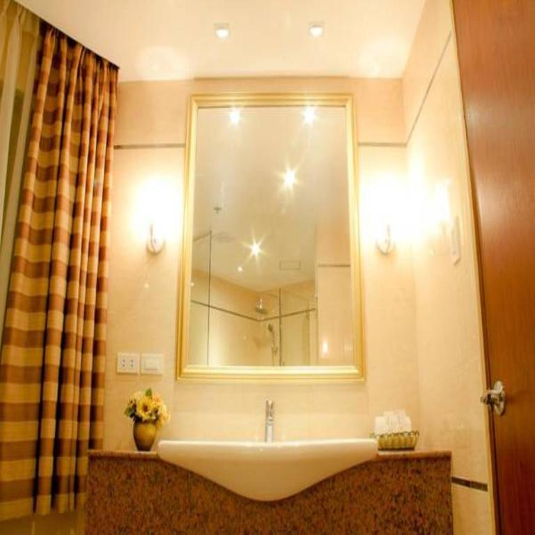 Koupelna v ubytování Royal Garden Hotel