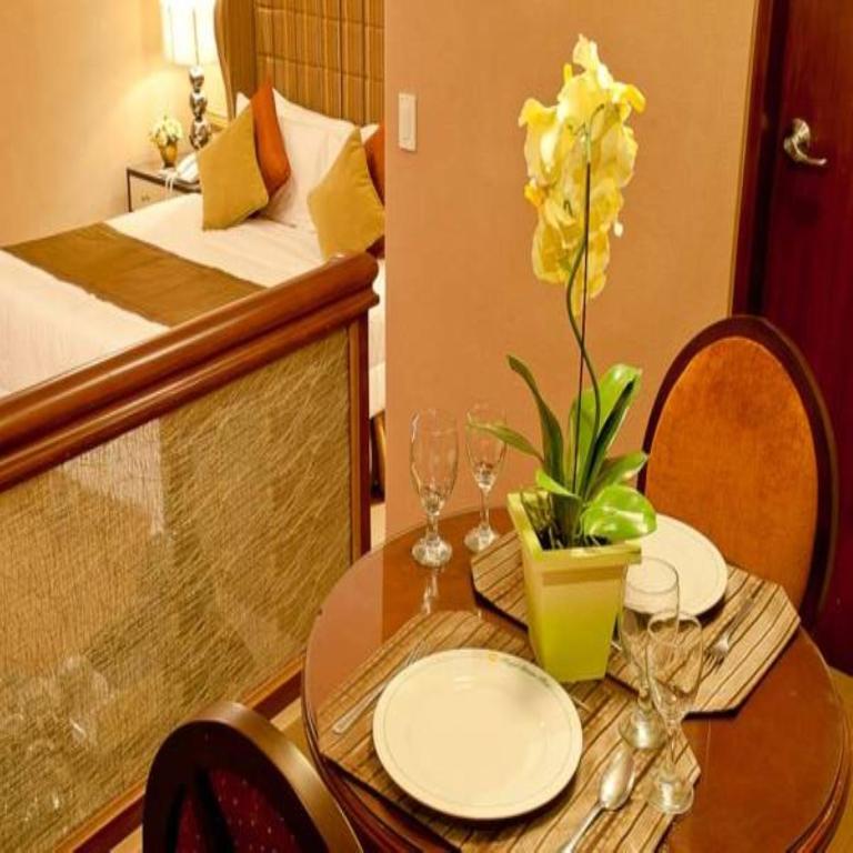 Postel nebo postele na pokoji v ubytování Royal Garden Hotel