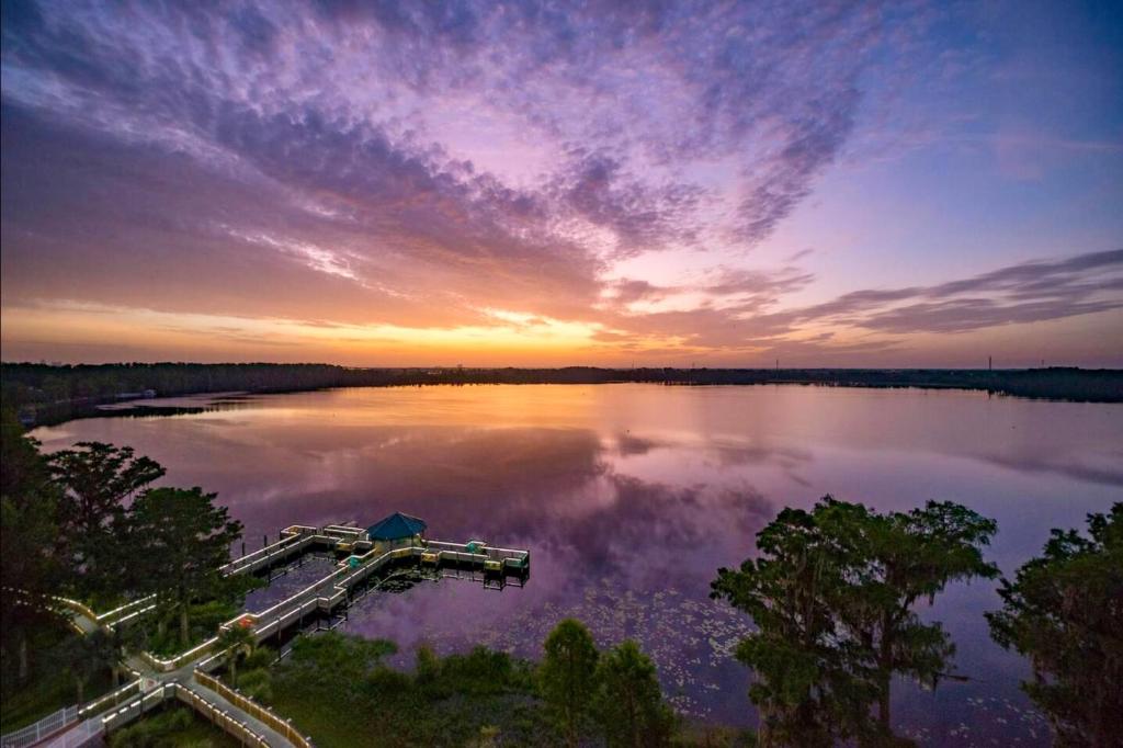 eine Luftansicht auf einen See bei Sonnenuntergang in der Unterkunft Balcony King Suite - Lake & Pool view in Orlando