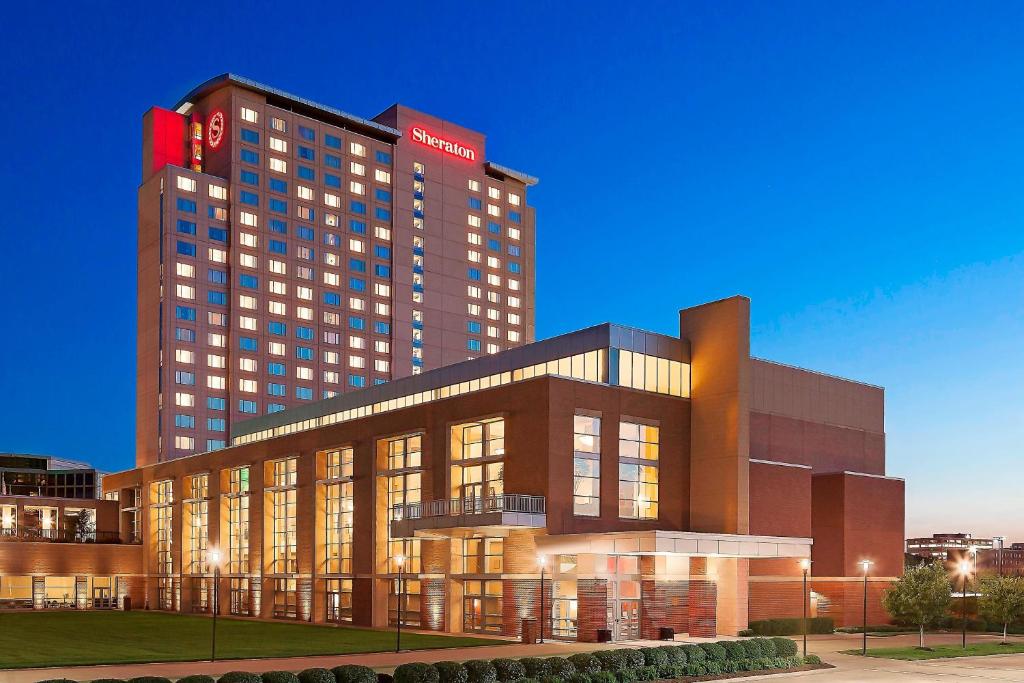 un grand bâtiment avec un panneau rouge au-dessus dans l'établissement Sheraton Overland Park Hotel at the Convention Center, à Overland Park