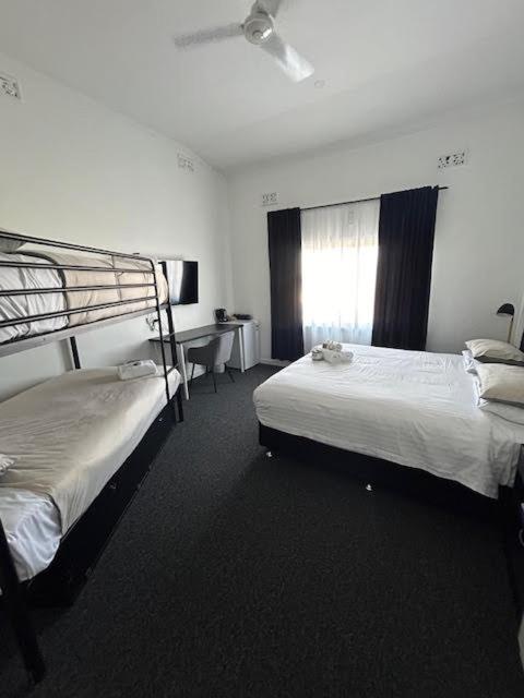 Postel nebo postele na pokoji v ubytování Manjimup Hotel