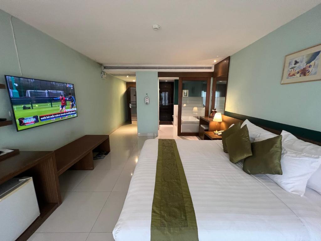 Postel nebo postele na pokoji v ubytování Siam Triangle Hotel Chiang Sean