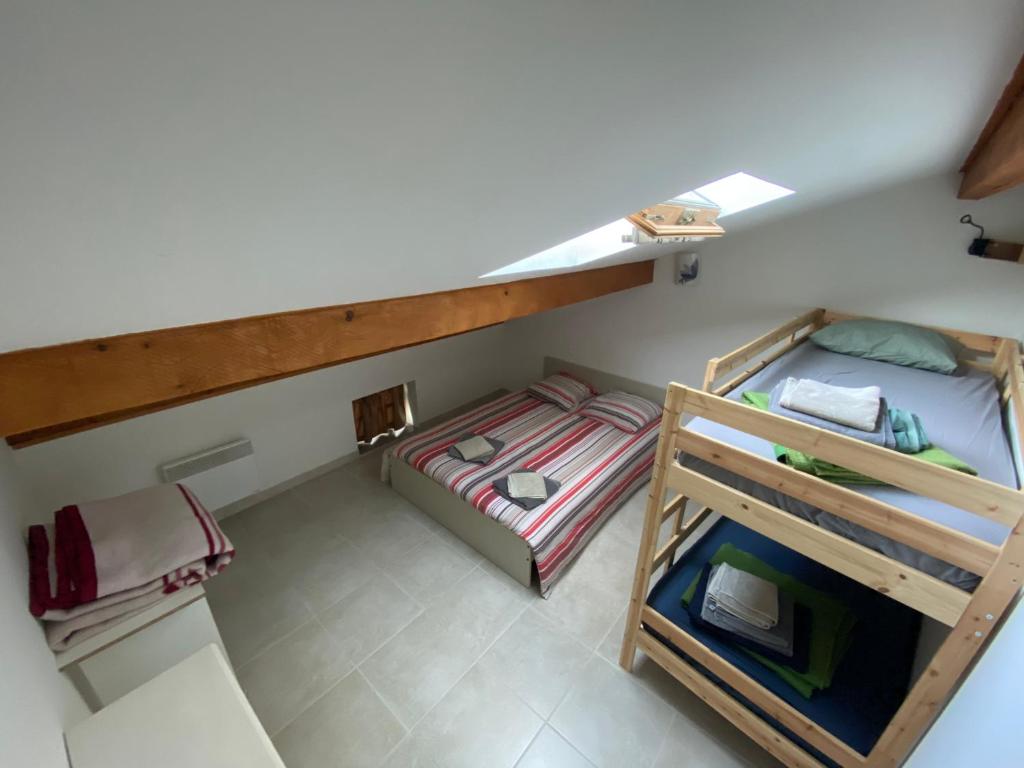 an overhead view of two bunk beds in a room at Appartement climatisé au pied du Mont Ventoux in Malemort-du-Comtat