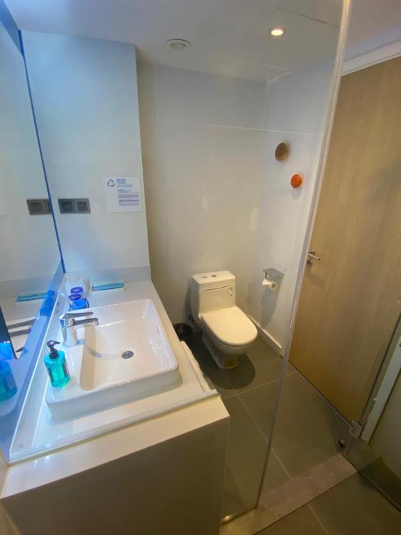 Holiday Inn Express Hangzhou Westlake East by IHGにあるバスルーム