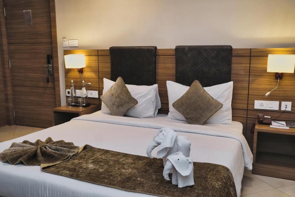 Postel nebo postele na pokoji v ubytování Peerless Hotel Durgapur