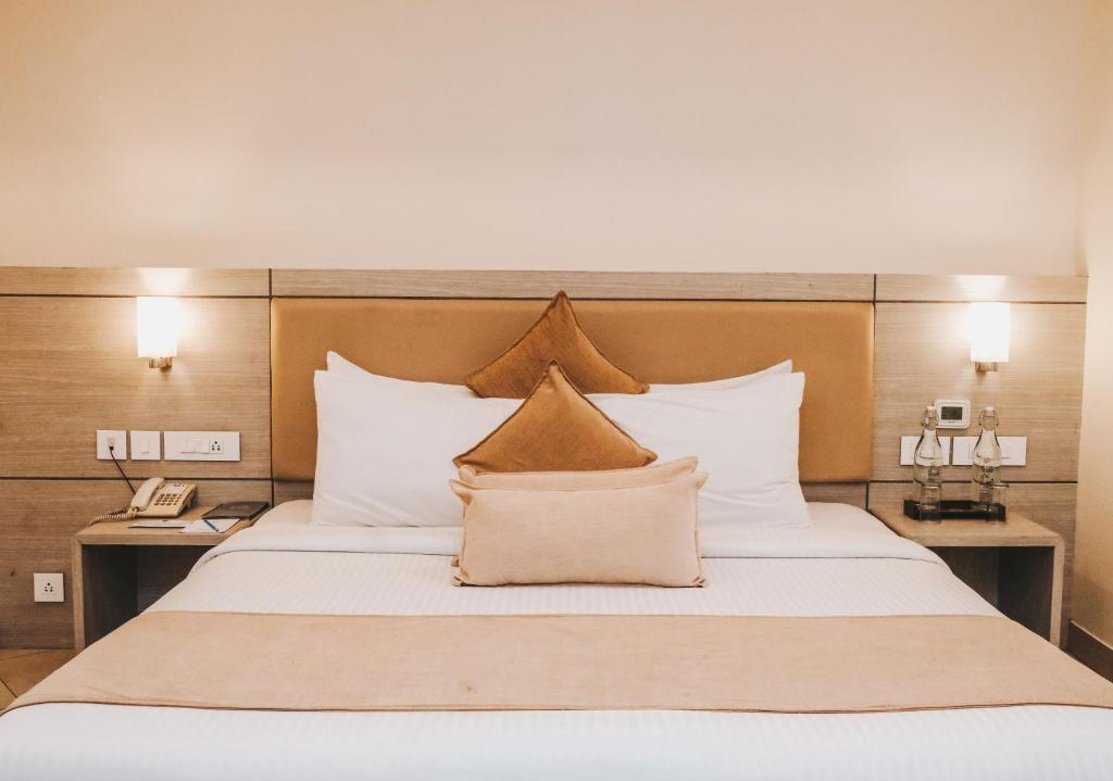 Postel nebo postele na pokoji v ubytování Peerless Hotel Durgapur