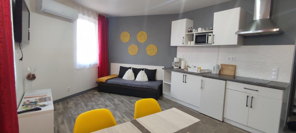 Kuchyňa alebo kuchynka v ubytovaní Koller Apartmanház