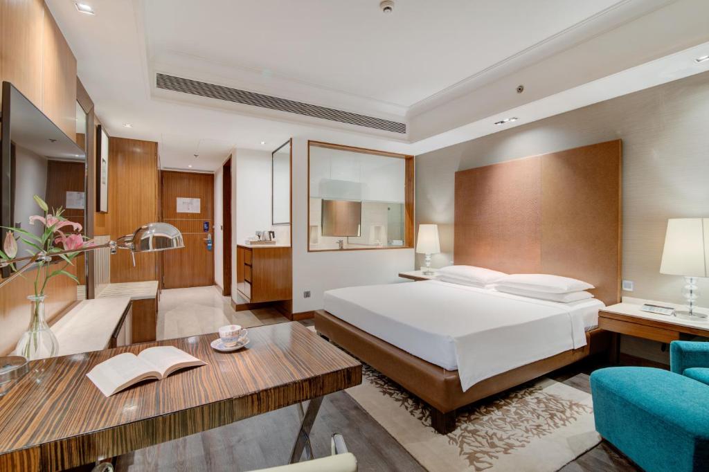 Postel nebo postele na pokoji v ubytování Hyatt Ahmedabad