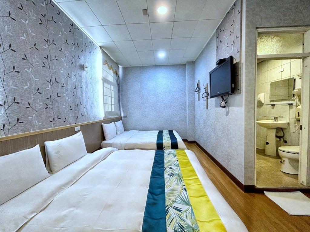 中壢區的住宿－福隆假期旅館，中间设有一张床的房间
