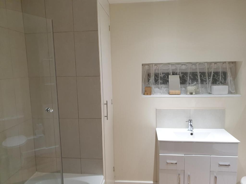 Dingle Corner - Three-Bedroom House