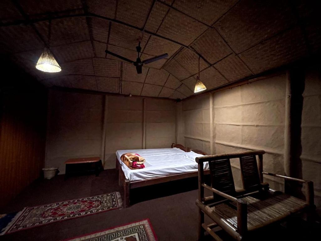 Gorh Retreat في كازيرانغا: غرفه فيها سرير وكرسي
