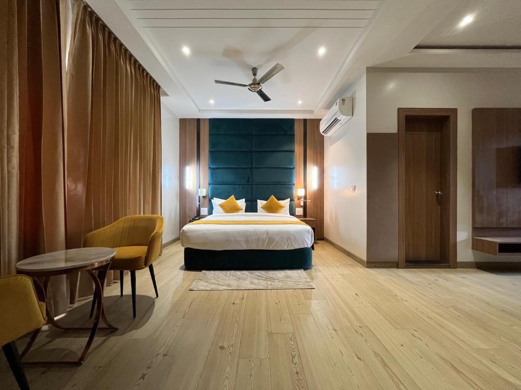 Кровать или кровати в номере Hotel Three Seasons