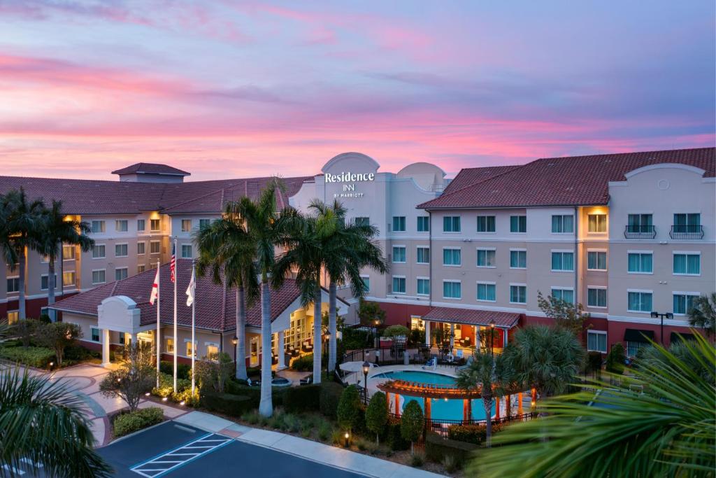 eine Luftansicht eines Hotels mit Pool und Palmen in der Unterkunft Residence Inn by Marriott Fort Myers at I-75 and Gulf Coast Town Center in Estero