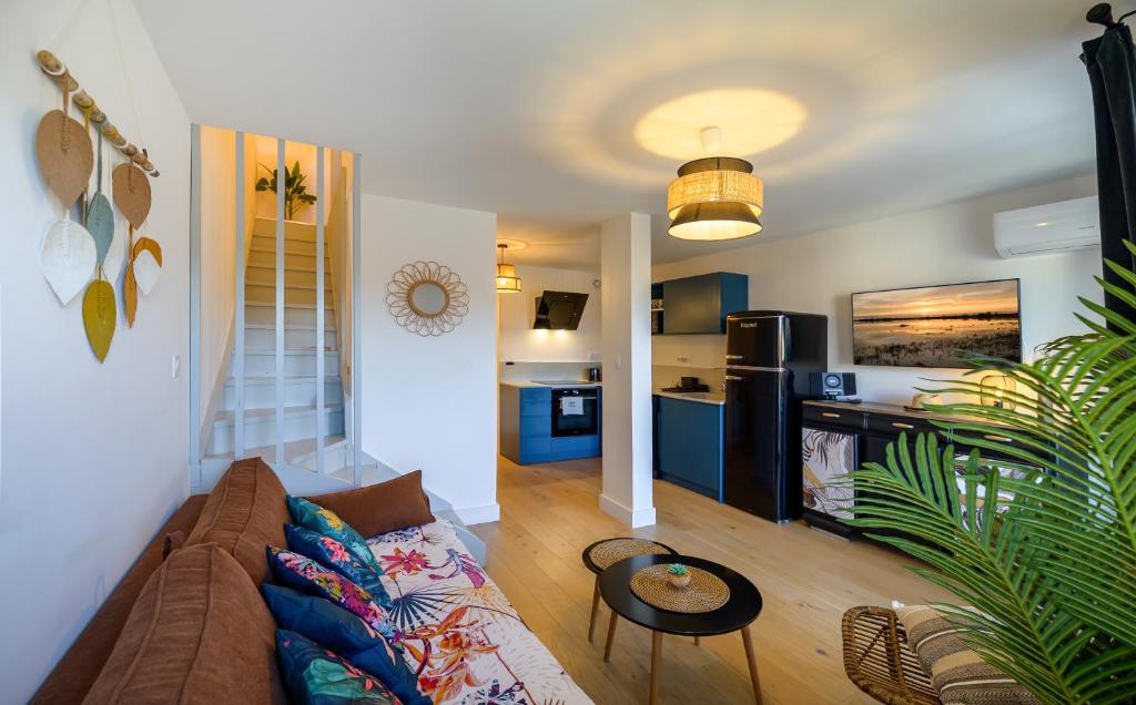 un salon avec un canapé et une cuisine dans l'établissement Grau Du Roi, au Grau-du-Roi