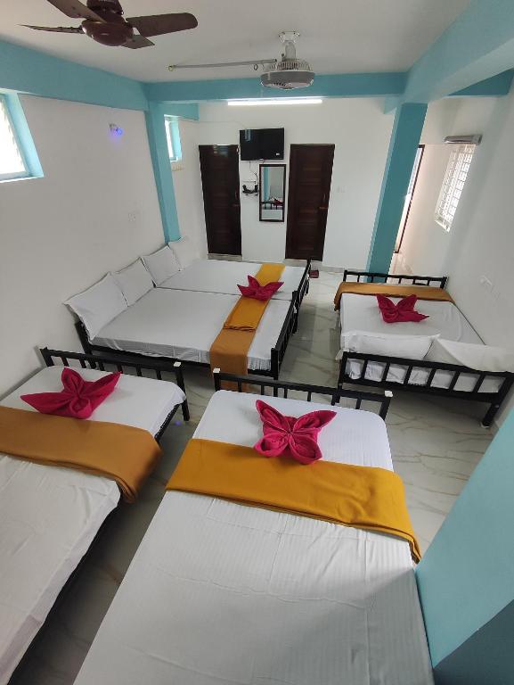 Postel nebo postele na pokoji v ubytování Sri Aksha Residency