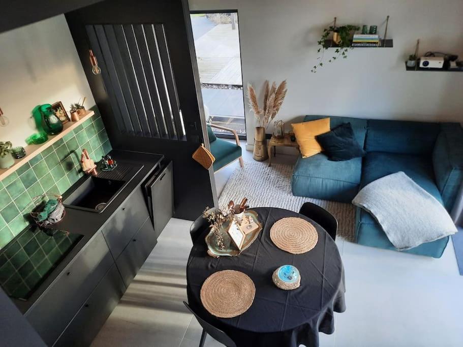 cocina con fregadero y mesa en una habitación en Ateljee Sohie, en Hoeilaart