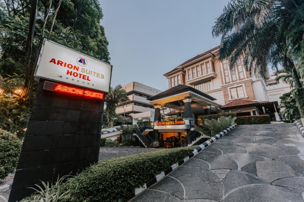 un panneau indiquant un hôtel devant un bâtiment dans l'établissement Arion Suites Hotel, à Bandung